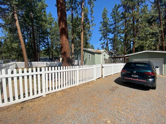 19926 Pine Cone Dr in Bend, OR - Building Photo - Building Photo
