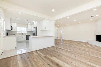 11110 Odell Ave in Sunland, CA - Foto de edificio - Building Photo