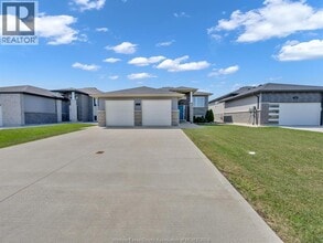 312 Sweetman Ave in Essex, ON - Building Photo - Building Photo