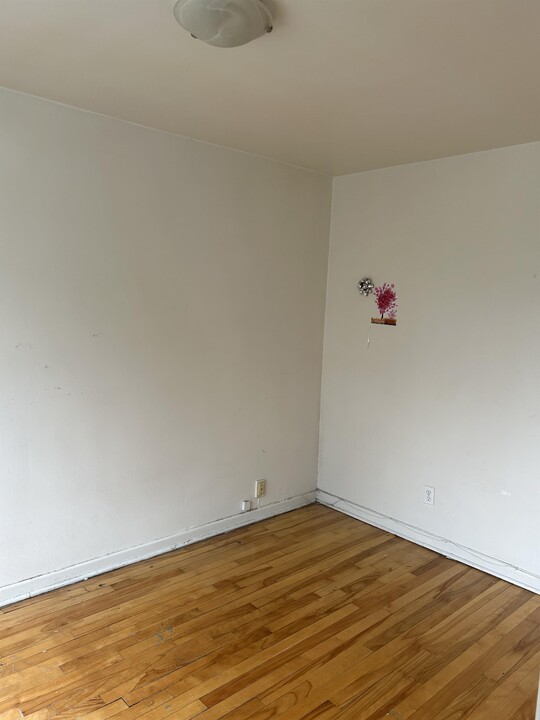 3790 Avenue Laurier E in Montréal, QC - Building Photo