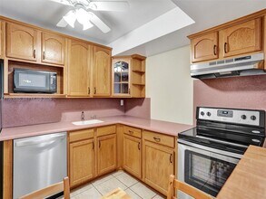 2001 Atlantic Shores Blvd in Hallandale Beach, FL - Foto de edificio - Building Photo