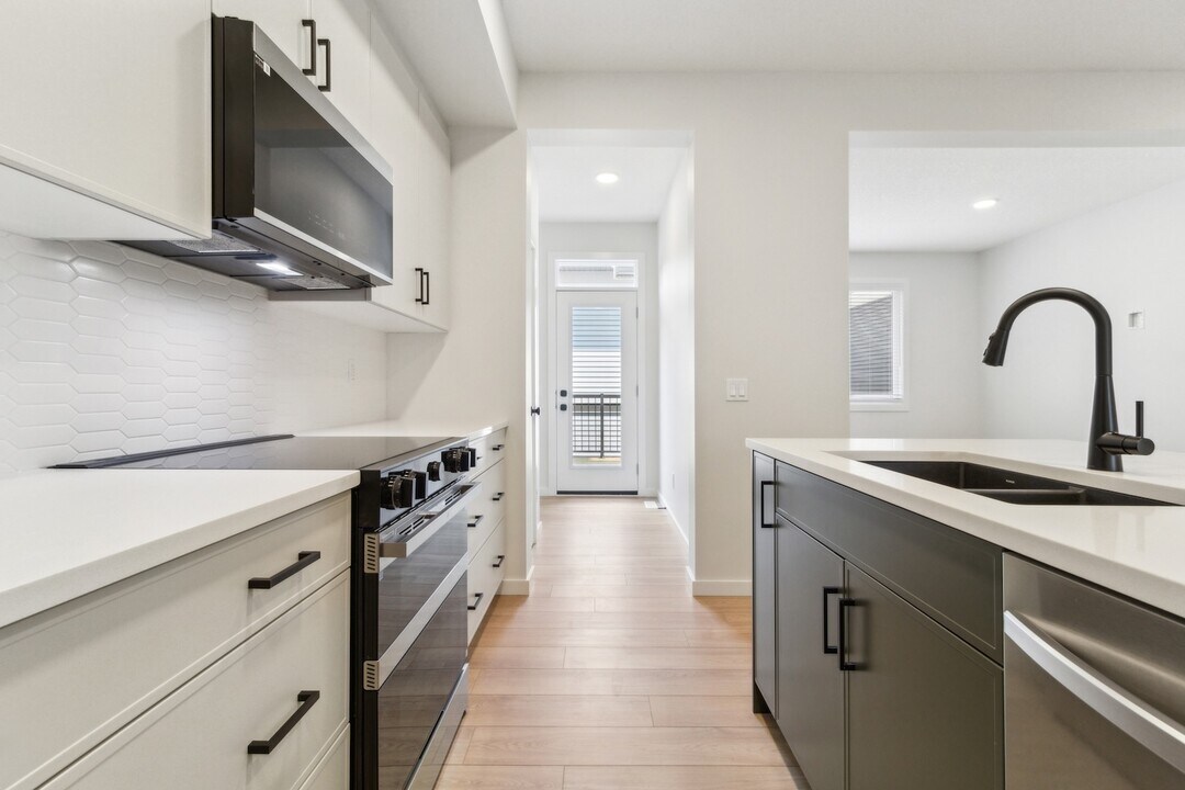 20744-20724 24 Ave NW in Edmonton, AB - Building Photo