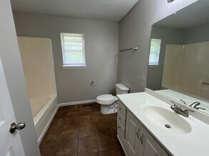 11 Markwood Ln in Jackson, TN - Foto de edificio - Building Photo