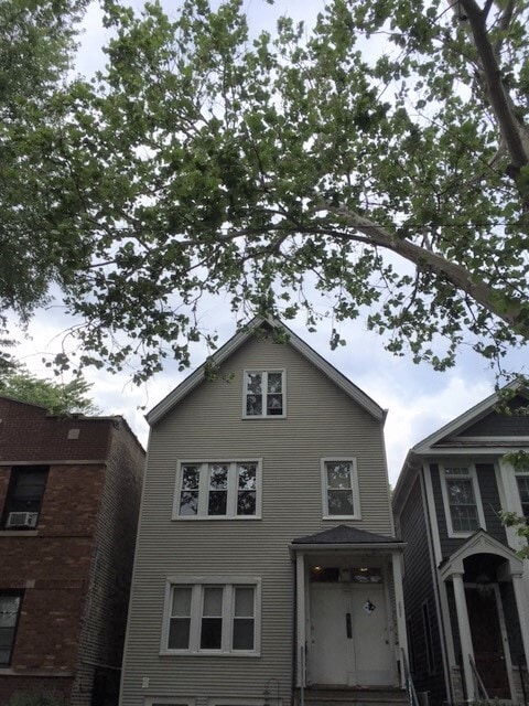 property at 3118 N Kenmore Ave