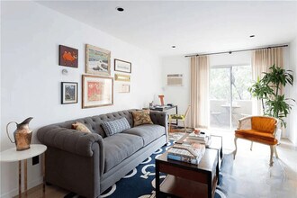 1351 N Orange Dr in Los Angeles, CA - Building Photo - Building Photo