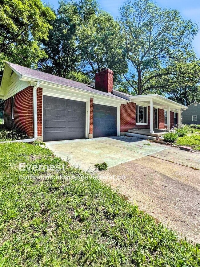 8954 Leeds Rd in Kansas City, MO - Foto de edificio - Building Photo