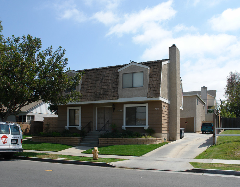 7802 Liberty Ave in Huntington Beach, CA - Foto de edificio