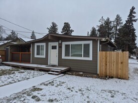 480 SE Cleveland Ave in Bend, OR - Building Photo