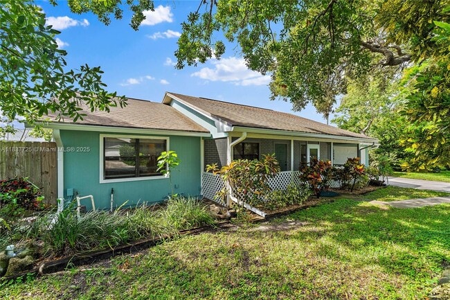 2044 NE 24th St in Jensen Beach, FL - Building Photo - Building Photo