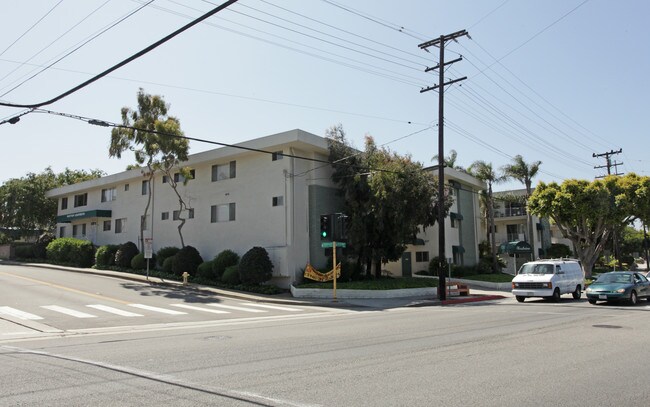 West View Apartments in Redondo Beach, CA - Building Photo - Building Photo