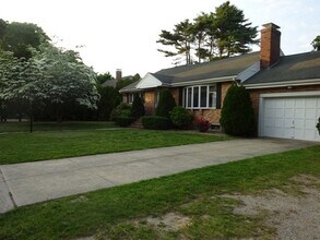27 Wenonah Rd in Wareham, MA - Building Photo - Building Photo