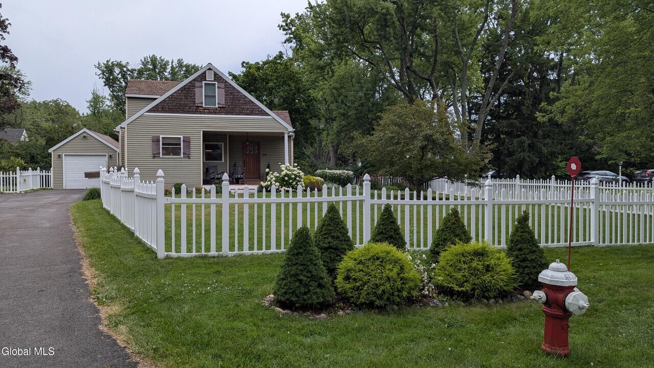 2061 Morrow Ave in Niskayuna, NY - Foto de edificio