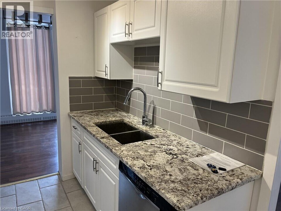 225 Harvard Pl in Waterloo, ON - Building Photo