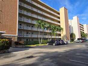 900 NE 12th Ave in Hallandale Beach, FL - Building Photo - Building Photo