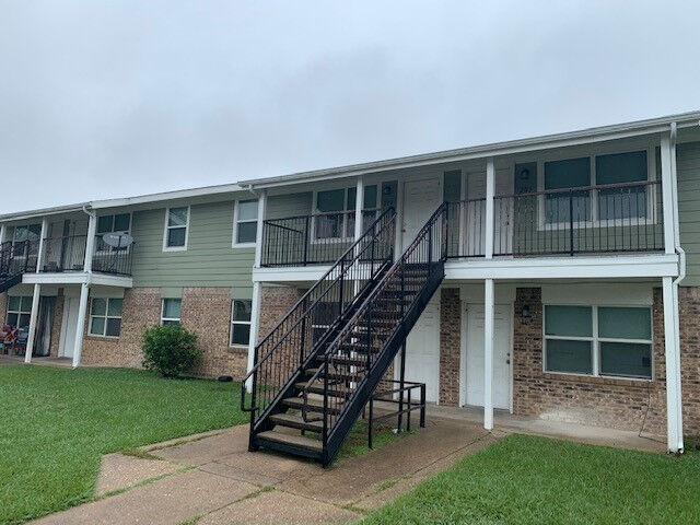 Oakwood Apartments Lp in Madisonville, TX - Building Photo