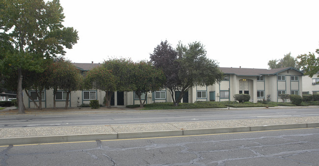 4502-4512 Thornton Ave in Fremont, CA - Foto de edificio - Building Photo