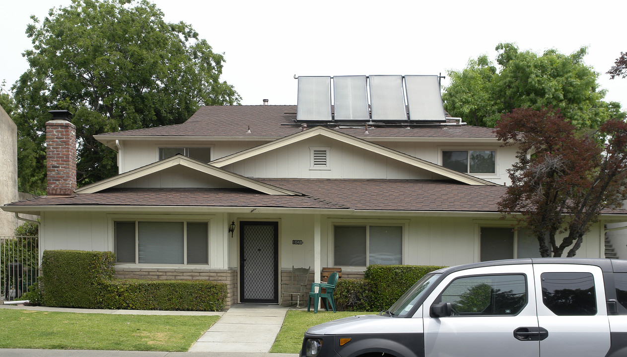 1048 Mohr Ln in Concord, CA - Foto de edificio