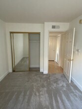 7045 Woodley Ave, Unit 212 in Van Nuys, CA - Foto de edificio - Building Photo