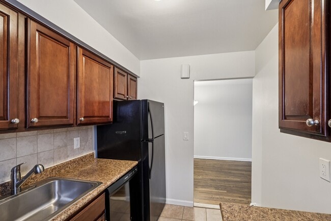 Queens Gardens in Colonia, NJ - Building Photo - Building Photo