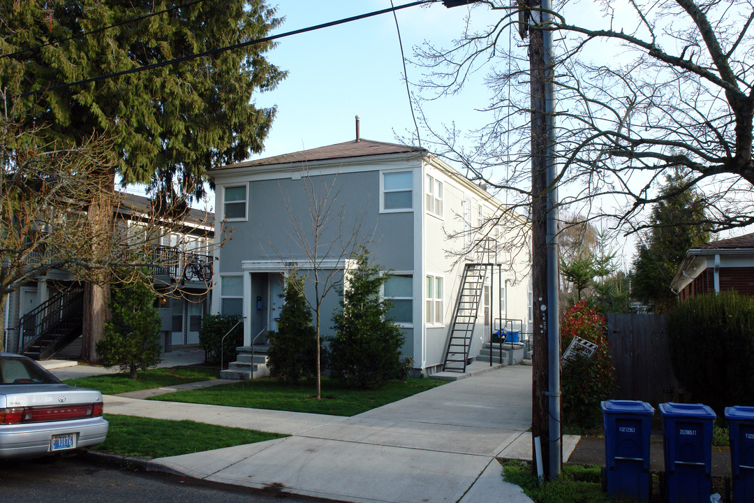 8625 N Leonard St in Portland, OR - Building Photo