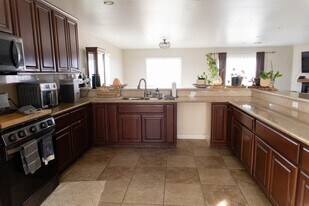 12072 Pacific Rd in Phelan, CA - Building Photo