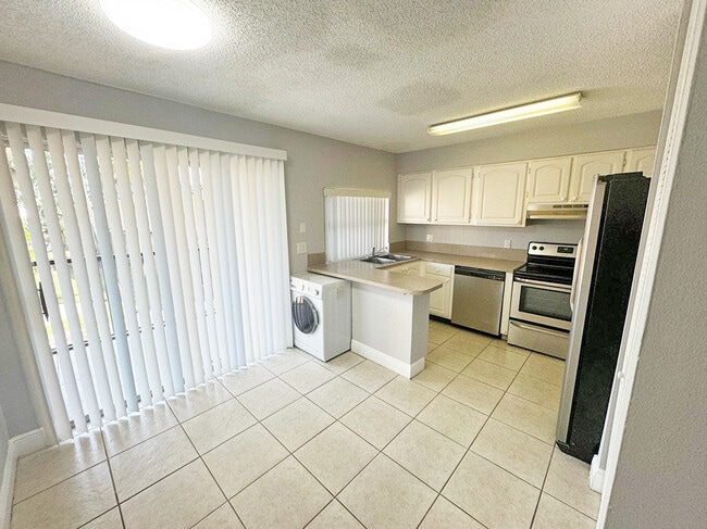 4411 Treehouse Ln in Tamarac, FL - Building Photo - Building Photo