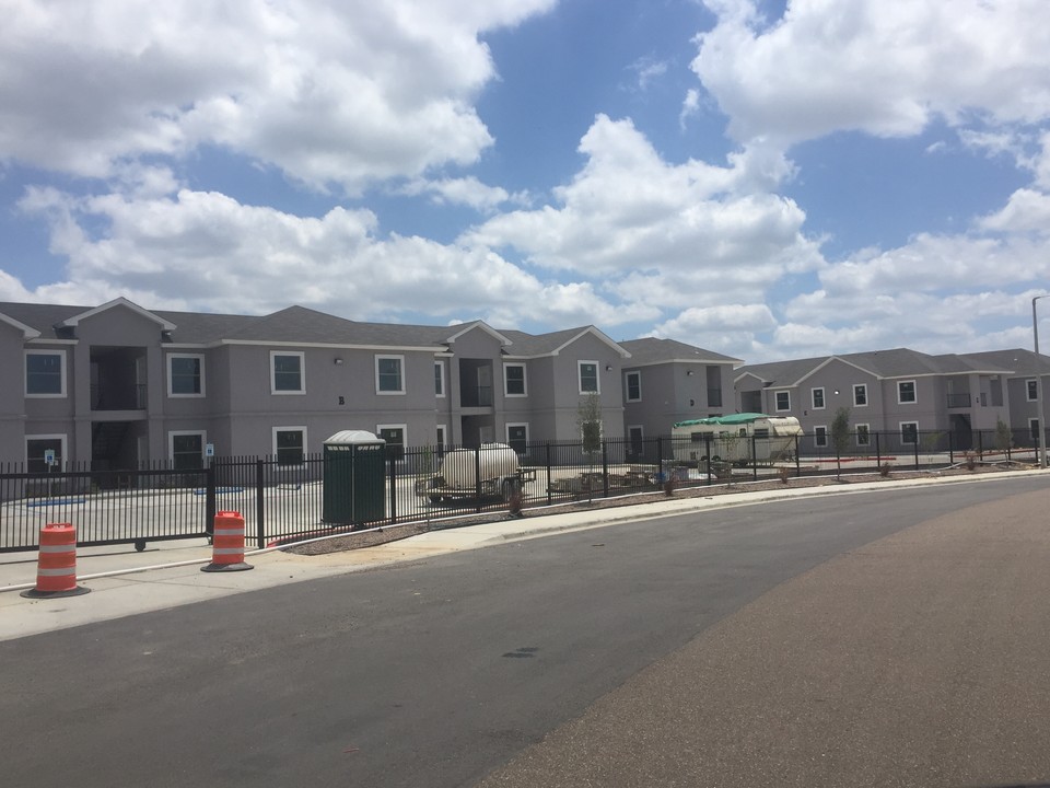 The Apartments at Riverhill in Laredo, TX - Foto de edificio