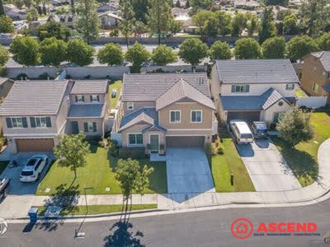 2002 Holt Rinehart Ave in Bakersfield, CA - Building Photo - Building Photo