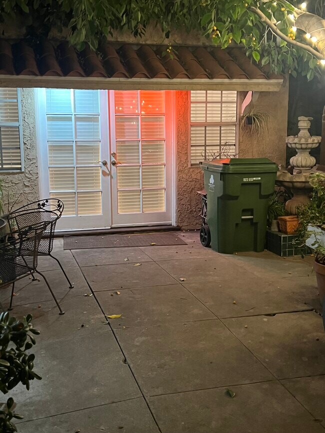 1124 Hi Point St in Los Angeles, CA - Building Photo - Building Photo