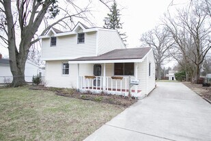 6910 Brint Rd in Sylvania, OH - Building Photo