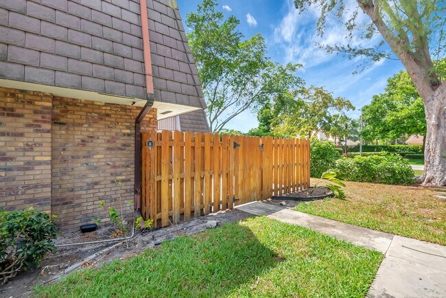 property at 7646 Courtyard Run W