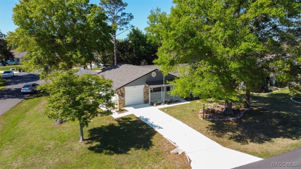 68 W Sugarberry Ln in Beverly Hills, FL - Building Photo