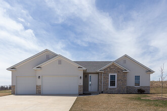 Links at Pebble Creek in Le Claire, IA - Building Photo - Building Photo