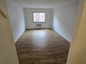 125 Pleasant St, Unit 304 in Brookline, MA - Foto de edificio - Building Photo