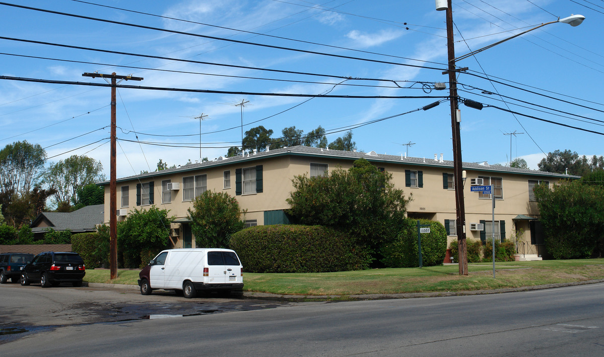 5005 Whitsett Ave in Valley Village, CA - Building Photo