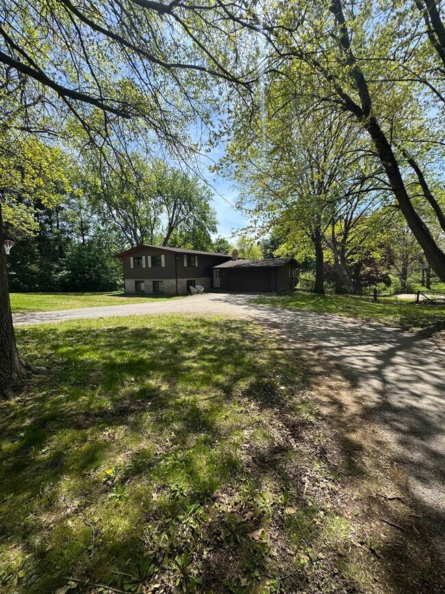 7705 E Rockton Rd in Roscoe, IL - Building Photo - Building Photo