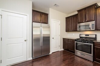 5051 Saphire Ct in Douglasville, GA - Foto de edificio - Building Photo