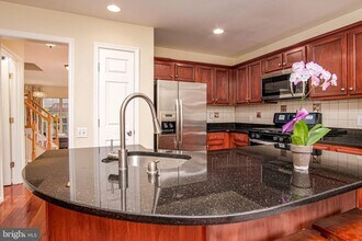 1179 Cypress Tree Pl in Herndon, VA - Foto de edificio - Building Photo