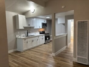 331 Wakefield in Anaheim, CA - Foto de edificio - Building Photo