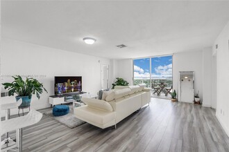 13499 Biscayne Blvd, Unit PENTHOUSE UPGRADED in North Miami, FL - Foto de edificio - Building Photo