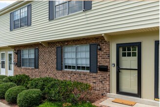 1002 Willow Dr in Chapel Hill, NC - Foto de edificio - Building Photo