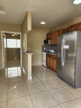 3071 SW 27th Ave, Unit 14 in Miami, FL - Foto de edificio - Building Photo