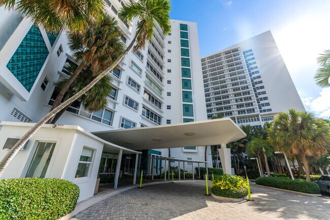 4925 Collins Ave in Miami Beach, FL - Building Photo - Building Photo