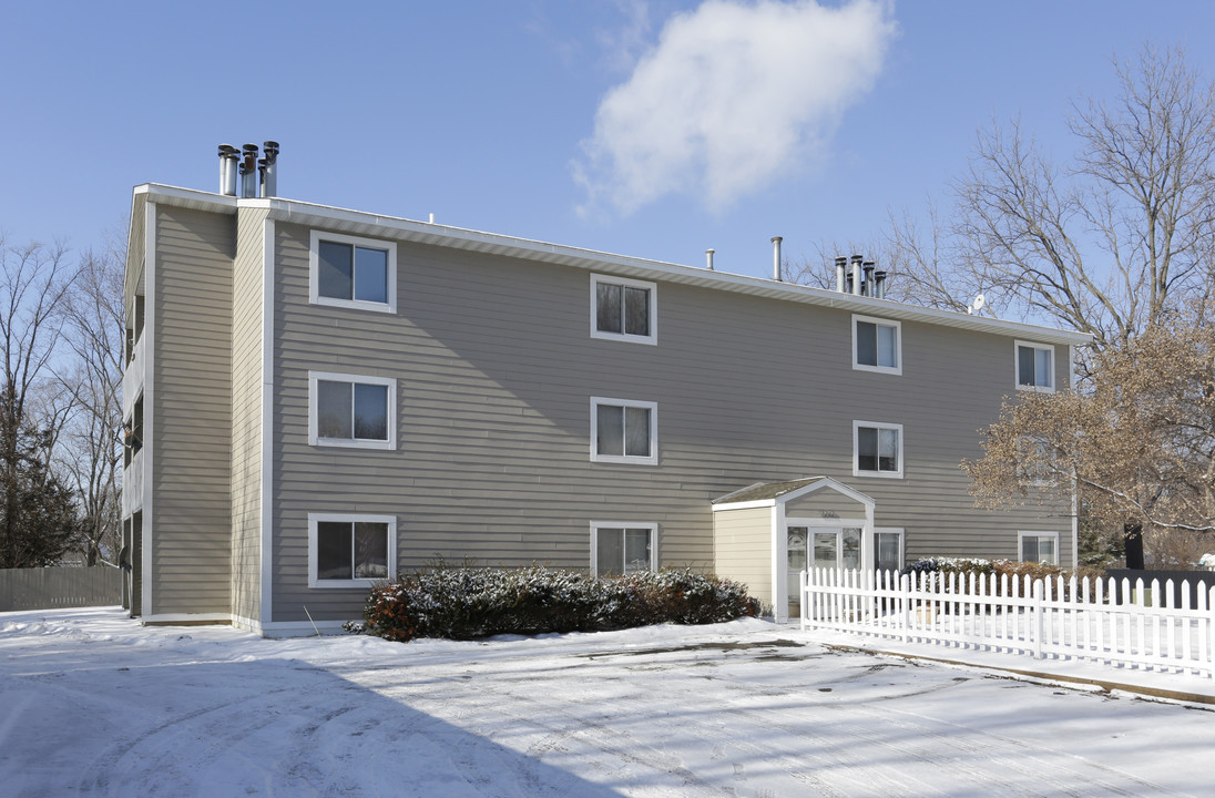 Winthrop Court in Bloomington, MN - Building Photo