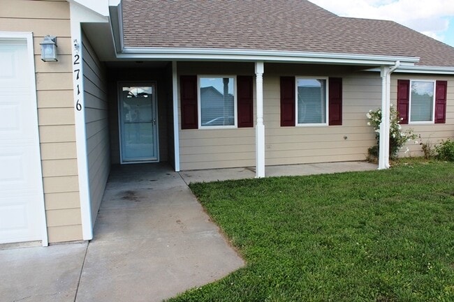 2716 Brookville Dr in Manhattan, KS - Building Photo - Building Photo