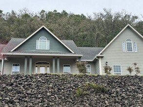 1202 NE Rocky Dr-Unit -1 in Roseburg, OR - Building Photo - Building Photo