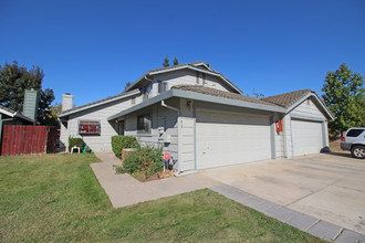 Lakeshore Gardens in Lodi, CA - Building Photo - Building Photo