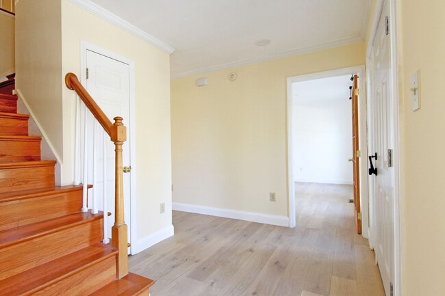 2863 Chain Bridge Rd, Unit 1 in Vienna, VA - Foto de edificio - Building Photo