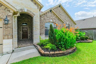 18222 Sunniberg Ct in Houston, TX - Foto de edificio - Building Photo