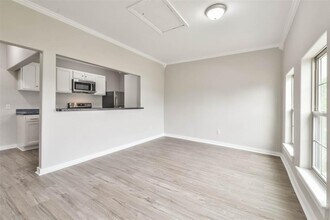 329 E Washington Ave in Navasota, TX - Building Photo - Building Photo